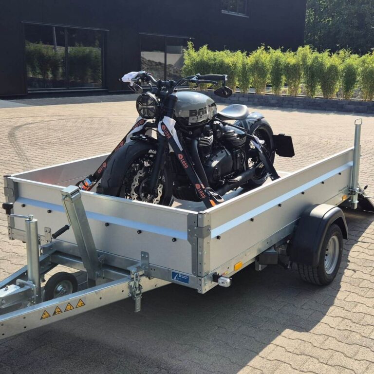 Transportanhänger mit beladenem Motorrad